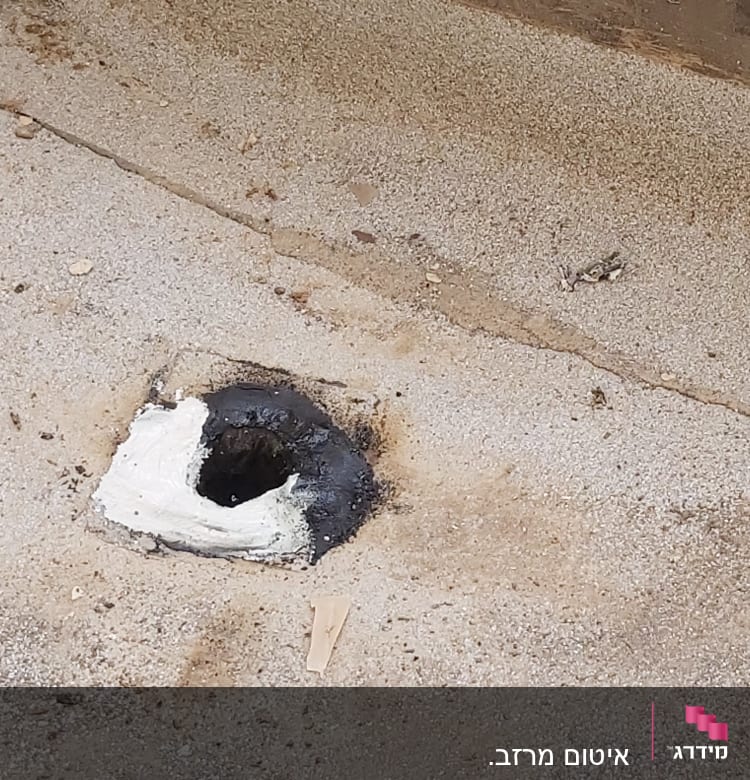 חור אטום בחומר שחור ולבן על משטח בטון